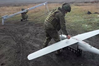 Soldados russos estão preparando um drone para uma ação em local não revelado na Ucrânia